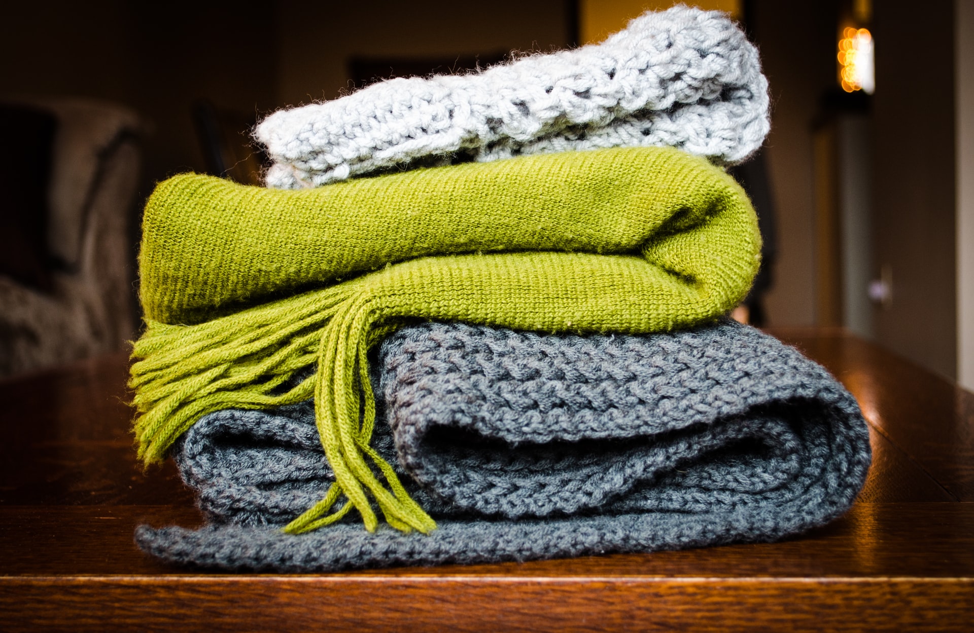 Tekstiilituholaisten torjumiseksi kannattaa erityisesti villavaatteet säilyttää huolellisesti ja ravistella ja tuulettaa tekstiilejä.