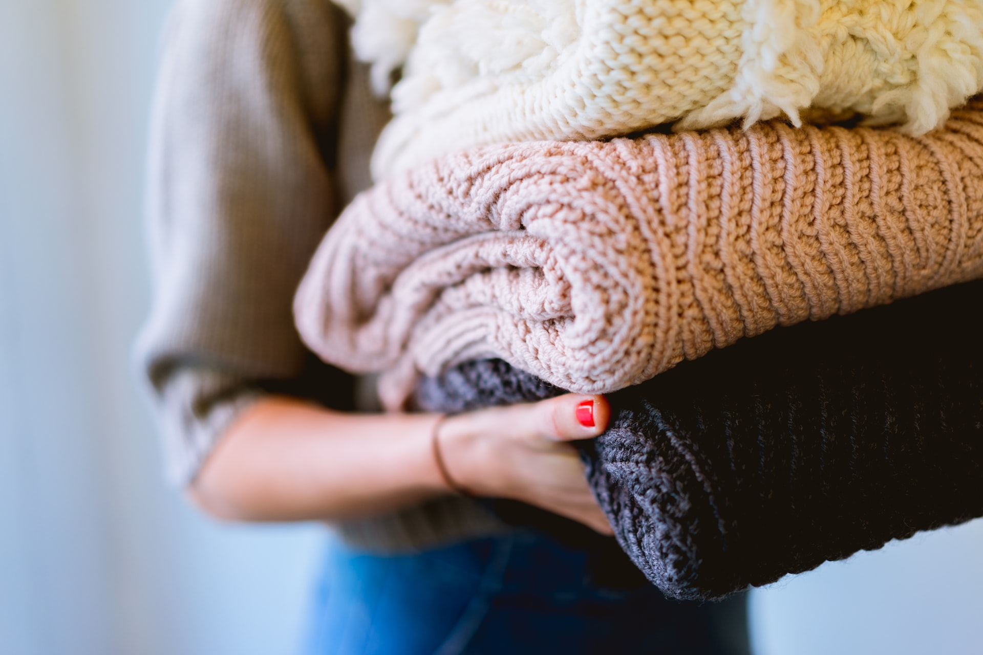 Pitkään käyttämättä olevat tekstiilit, kuten talven villavaatteet, kannattaa suojata huolellisesti.