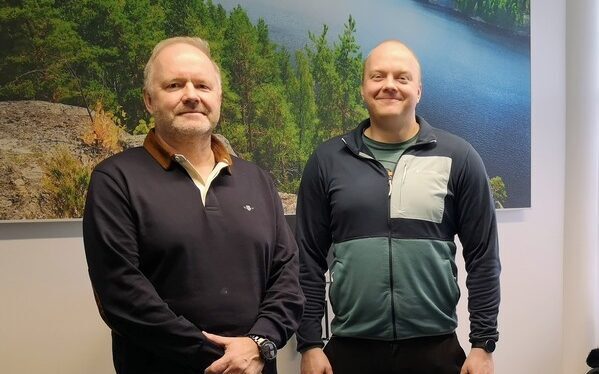 Ametron toimitusjohtaja Ville Haataja ja hänen poikansa Jori Haataja seisovat vierekkäin Ametron toimistolla.