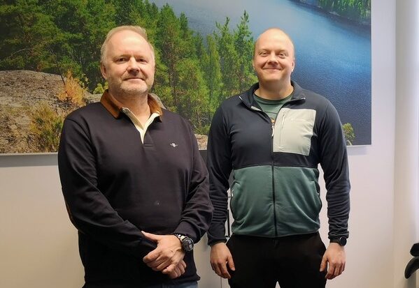 Ametron toimitusjohtaja Ville Haataja ja hänen poikansa Jori Haataja seisovat vierekkäin Ametron toimistolla.